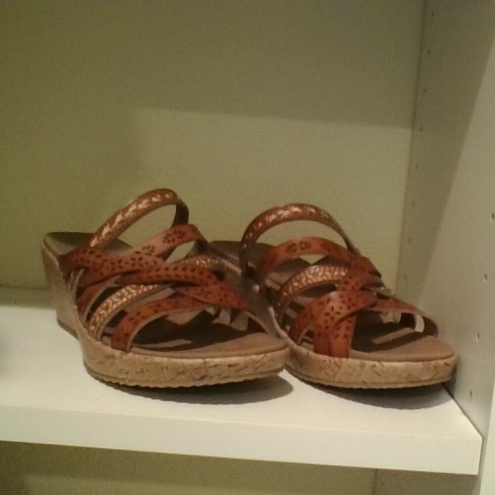 Skechers size 8 Medium sandals